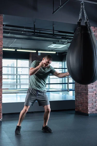 Professionell boxare tillbringa sin tid i gymmet innan du hitfest — Stockfoto