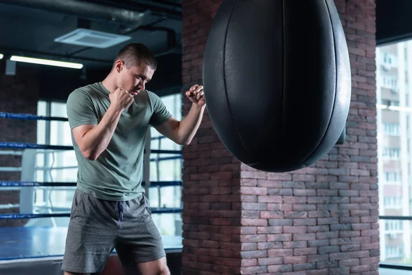 Boxer training professionale vicino al sacco da boxe — Foto Stock