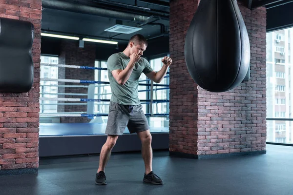 Mörkhårig boxare känslan ilska medan utbildning efter att ha förlorat konkurrens — Stockfoto