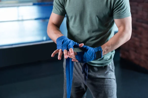 Bovenaanzicht van spier handen van professionele vechter — Stockfoto