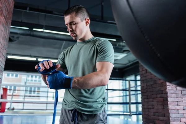 Joven deportista trabajando duro en un amplio gimnasio — Foto de Stock