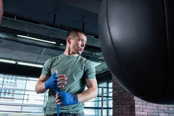 Grave forte sportivo allenamento duro in palestra — Foto Stock