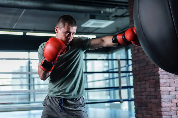 Lutador de boxe muscular ativamente no ginásio moderno — Fotografia de Stock