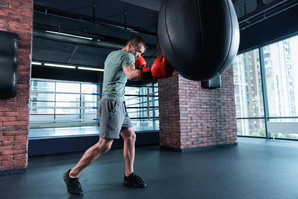 Ung stark man njuter av hans hobby medan boxning — Stockfoto