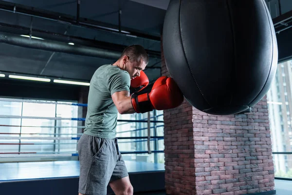 Knappe zakenman liefdevolle sport boksen in sportschool — Stockfoto