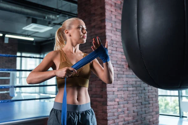 Tilltalande stark idrottskvinna arbetande ute i gym — Stockfoto