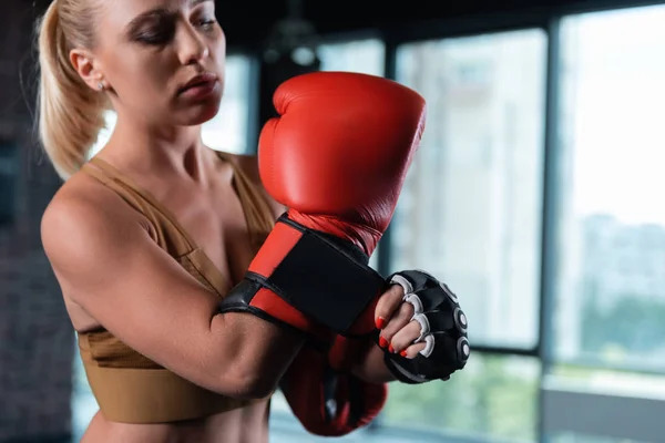 여성 권투 선수에 의해 착용 하는 밝은 빨간 권투 장갑의 클로즈업 — 스톡 사진