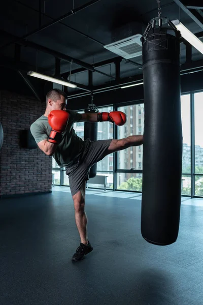 Muscle fighter working out in gym actively — Stock Photo, Image