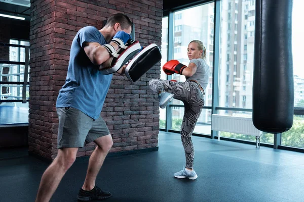 Eğitmen ile boks beyaz spor ayakkabı giyen güzel atletik kadın — Stok fotoğraf