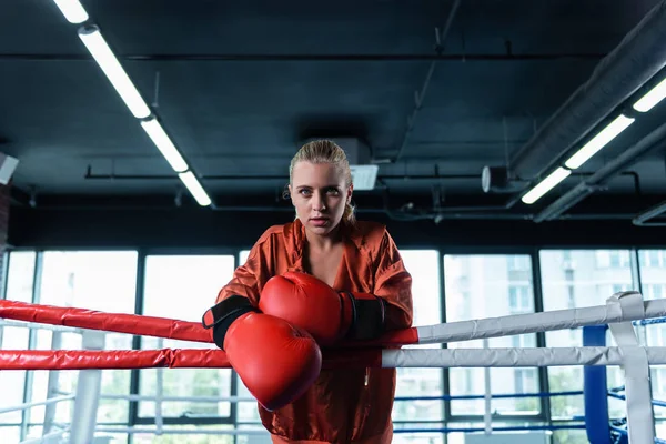 Mujer boxeadora rubia de pie en el ring de boxeo — Foto de Stock