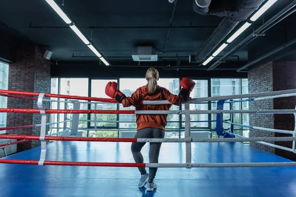 Profesionální boxer v ringu — Stock fotografie