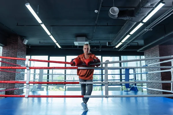Boxeadora usando ropa deportiva cómoda entrenando duro — Foto de Stock