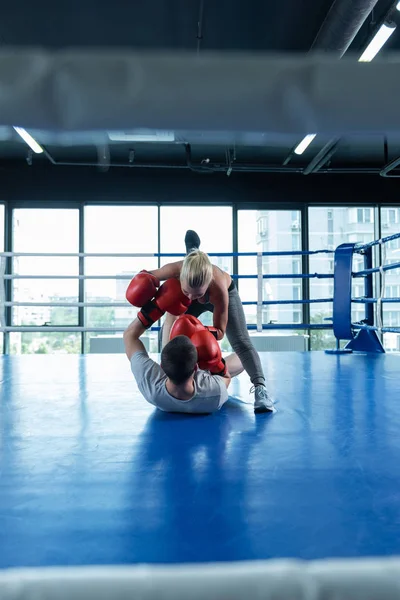 Mujer rubia boxeadora ganadora del partido — Foto de Stock