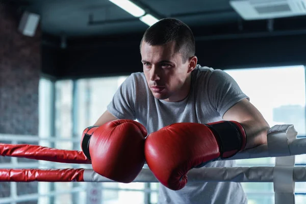 Pohledný muž svalů stojící v boxerském ringu — Stock fotografie