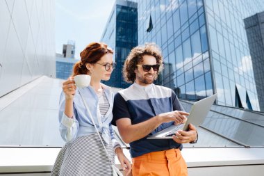 Kız arkadaşımla onun başarı paylaşımı müreffeh şık işadamı