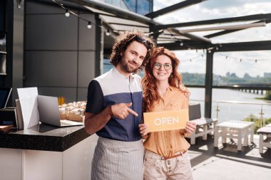 Gelecek vaat eden işadamları onların yeni restoran açma