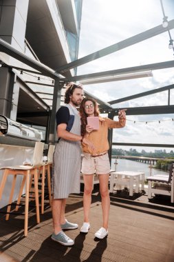 Garson duran bej şort giyen kızıl saçlı Yöneticisi