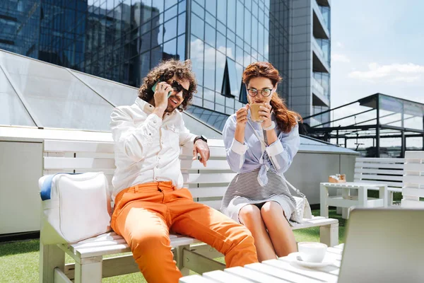 Jovem elegante desfrutando de seu cacau enquanto almoça — Fotografia de Stock