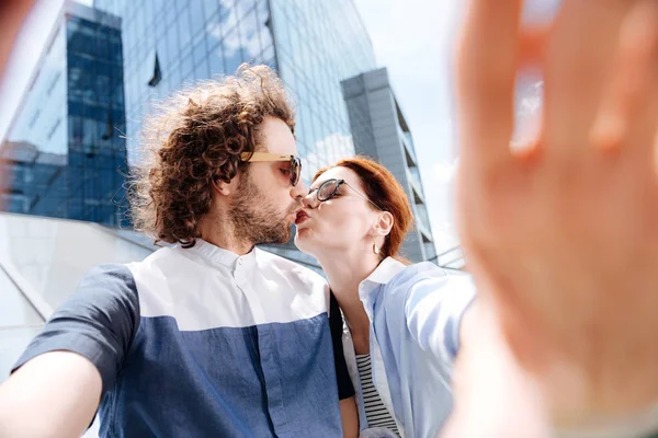 Cute young woman feeling wonderful kissing her man — Stock Photo, Image