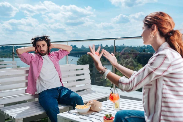 Hombre guapo rizado fingiendo no escuchar a su novia — Foto de Stock