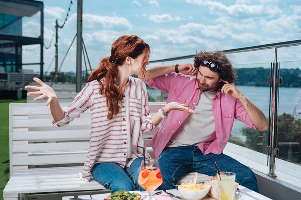 Кучерявий чоловік у рожевій сорочці розважається зі своєю дівчиною — стокове фото