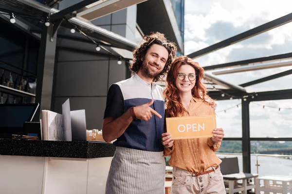 Jóvenes profesionales de la hospitalidad abriendo bonita terraza de verano — Foto de Stock