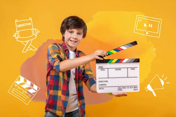 Возбужденный мальчик мечтает стать режиссером — стоковое фото