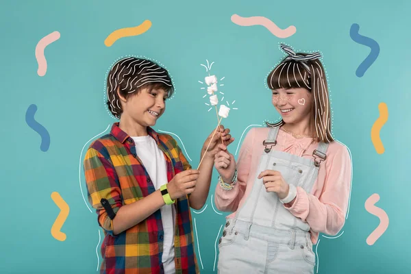 Adolescenti positivi che sorridono e mangiano marshmallow — Foto Stock