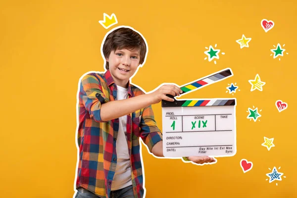 Веселый мальчик, держащий палочку и снимающий фильм — стоковое фото