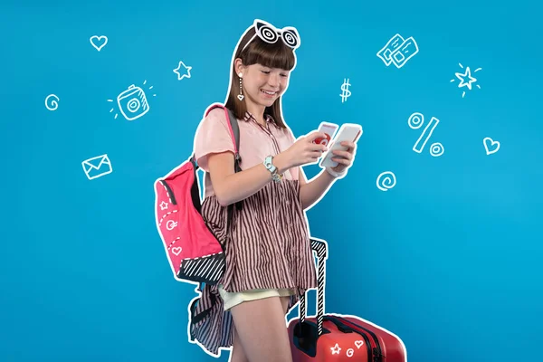 Menina positiva colocando dinheiro em sua conta antes de viajar — Fotografia de Stock