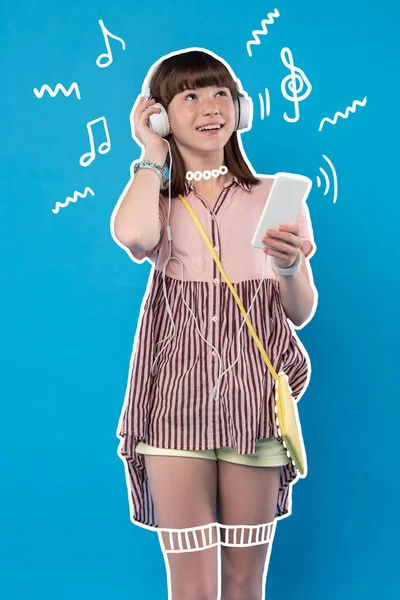 Chica feliz usando auriculares y escuchando música — Foto de Stock