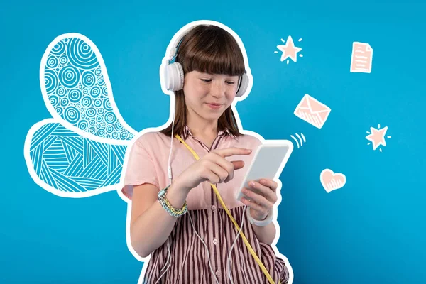 Menina feliz vestindo novos fones de ouvido e se sentindo satisfeito — Fotografia de Stock