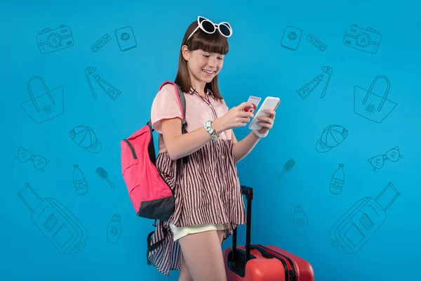 Ragazza felice utilizzando le moderne tecnologie per fare acquisti — Foto Stock