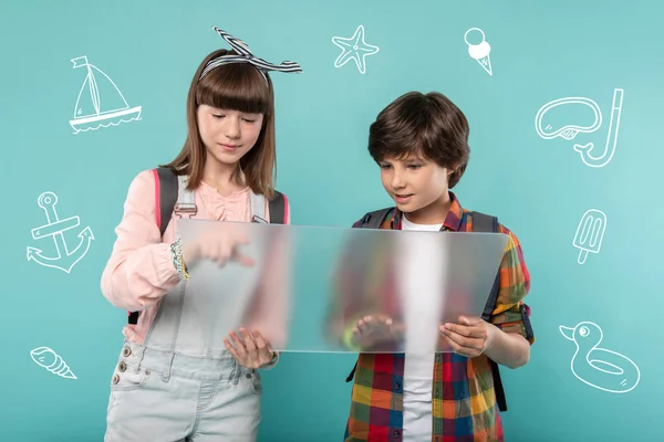 Niños confiados de pie con un dispositivo transparente y mirando a la pantalla — Foto de Stock