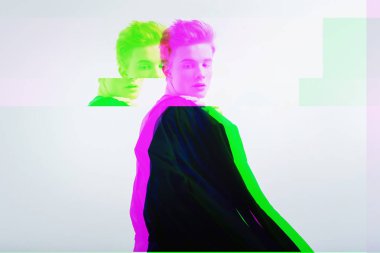 Bir berber dükkanı ziyaret ve sakin seyir yakışıklı modeli