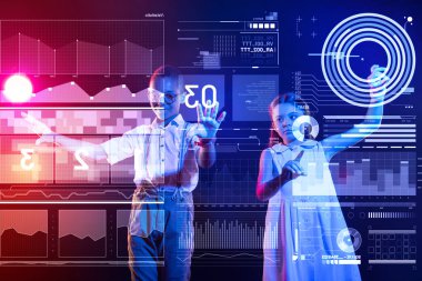 İki çocuk birlikte çalışırken ekran dokunaklı