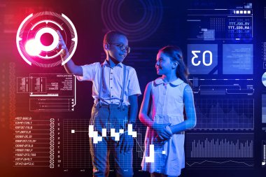 Sevimli kız arkadaşı onu modern programları gösterilen gülümseyen