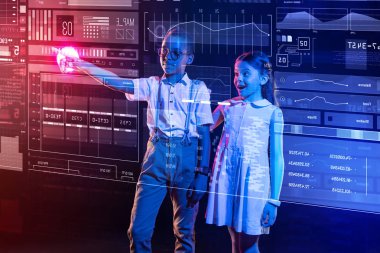 Sevimli kız arkadaşı ile yeni bir program test ederken heyecanlı arıyorum