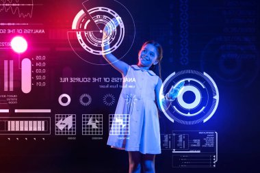 Fütüristik bir cihazla ilgili süre mutlu güzel kız