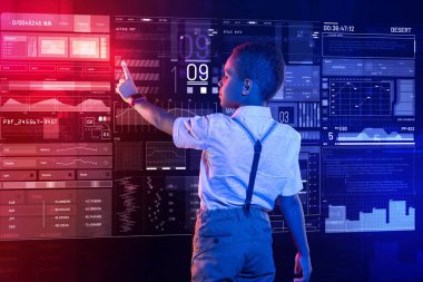 Çalışkan öğrenci ödev yaparken ekran dokunaklı