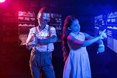 Baktılar çocuklar akıllı saatler yardımıyla hologramlar yapma