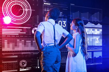 Bilgisayar kursları katılıyor ve ekrana bakarak yaratıcı çocuk