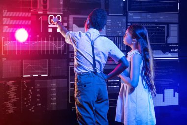 Ekrana işaret ve önemli bilgileri gösteren akıllı çocuk