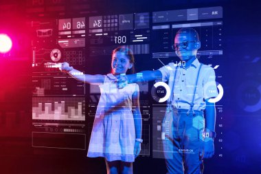 Dost çocuklar kadar koyarak onların uzaktan kumandalar ve gülümseyen