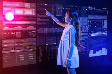 Dikkatli öğrenci ders cevap ise ekrana onun parmak işaret