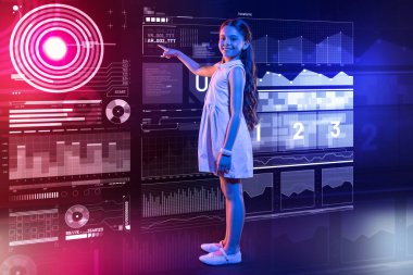 Gülümseyen ve okurken memnun duygu kendine güvenen kız