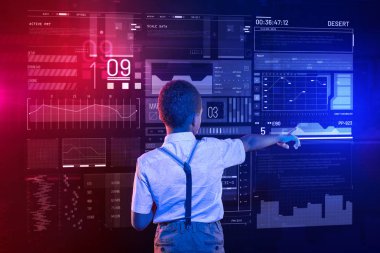 Ekrana işaret ve bir programcı olma hakkında rüya küçük çocuk