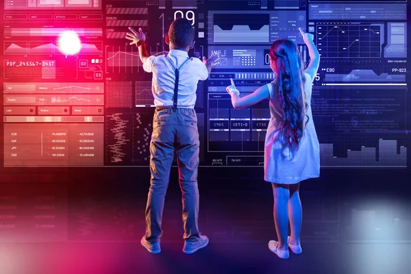 Dev ekran. Evde iyi vakit geçiriyor ve ekranın sıradışı ödevlerini yaparken dokunmadan dostu çocuklar