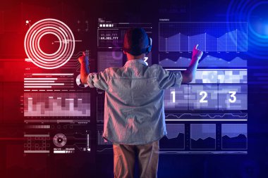 Sanal gerçeklik eğitim görürken kullanarak akıllı çocuk