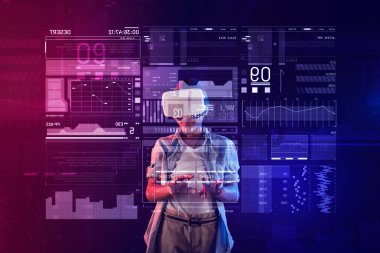 Zeki çocuk sanal gerçeklik gözlük kullanırken bir program oluşturma